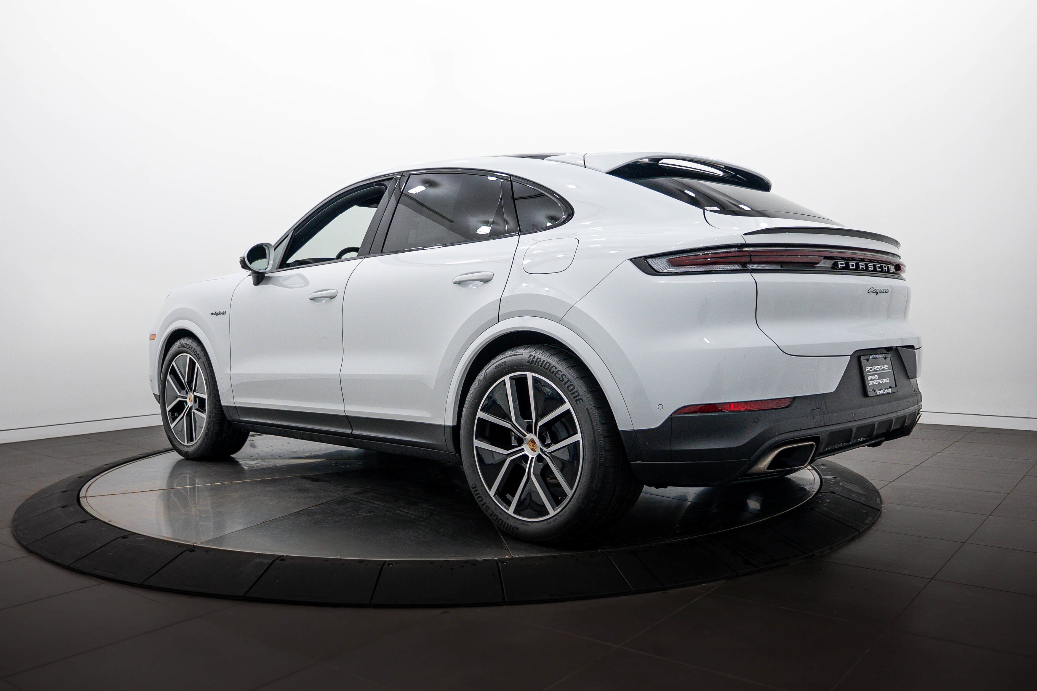 Certified 2025 Porsche Cayenne E-Hybrid Coupe AWD/4WD image 3