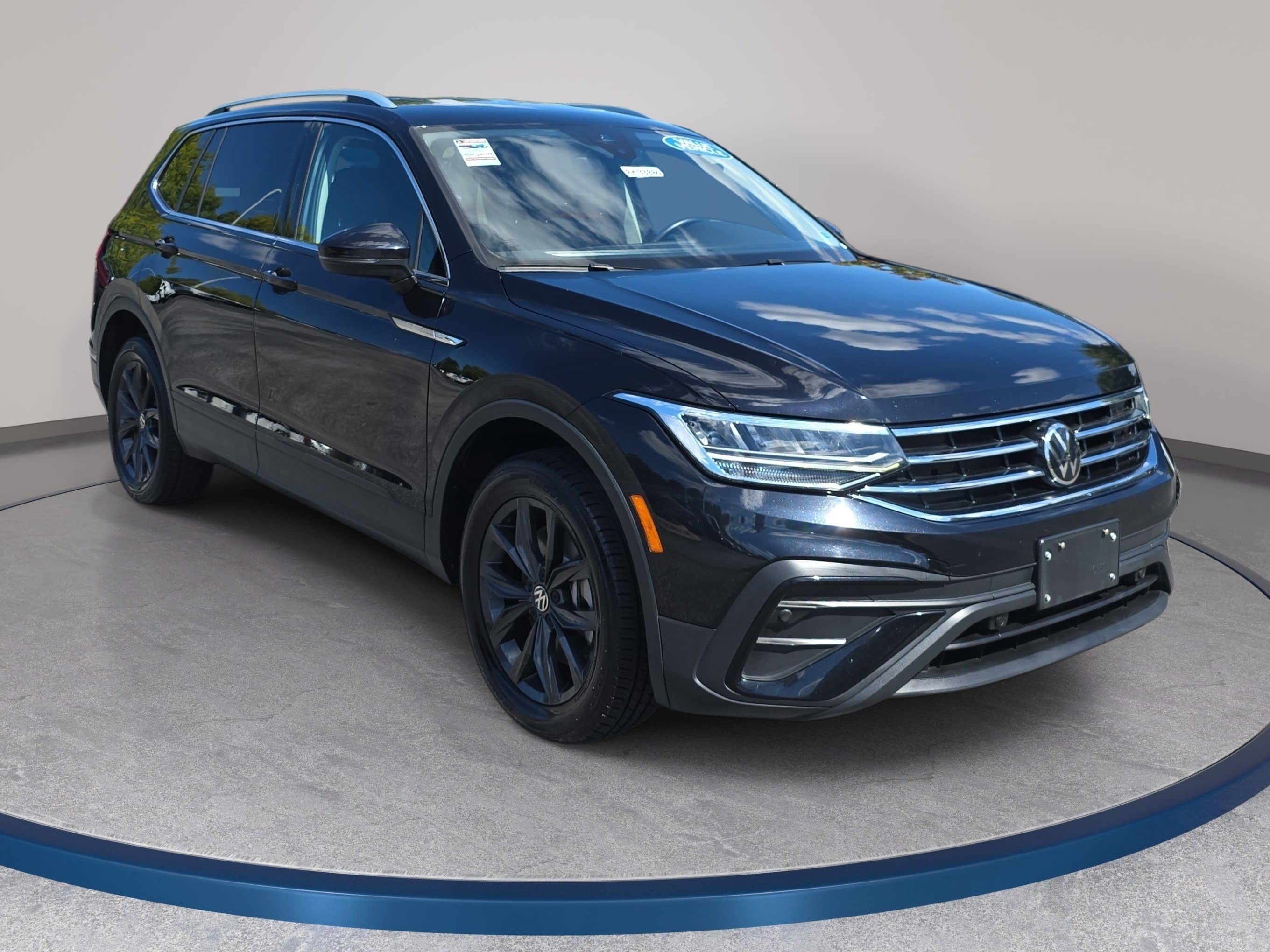 Used 2024 Volkswagen Tiguan SE AWD/4WD image 3