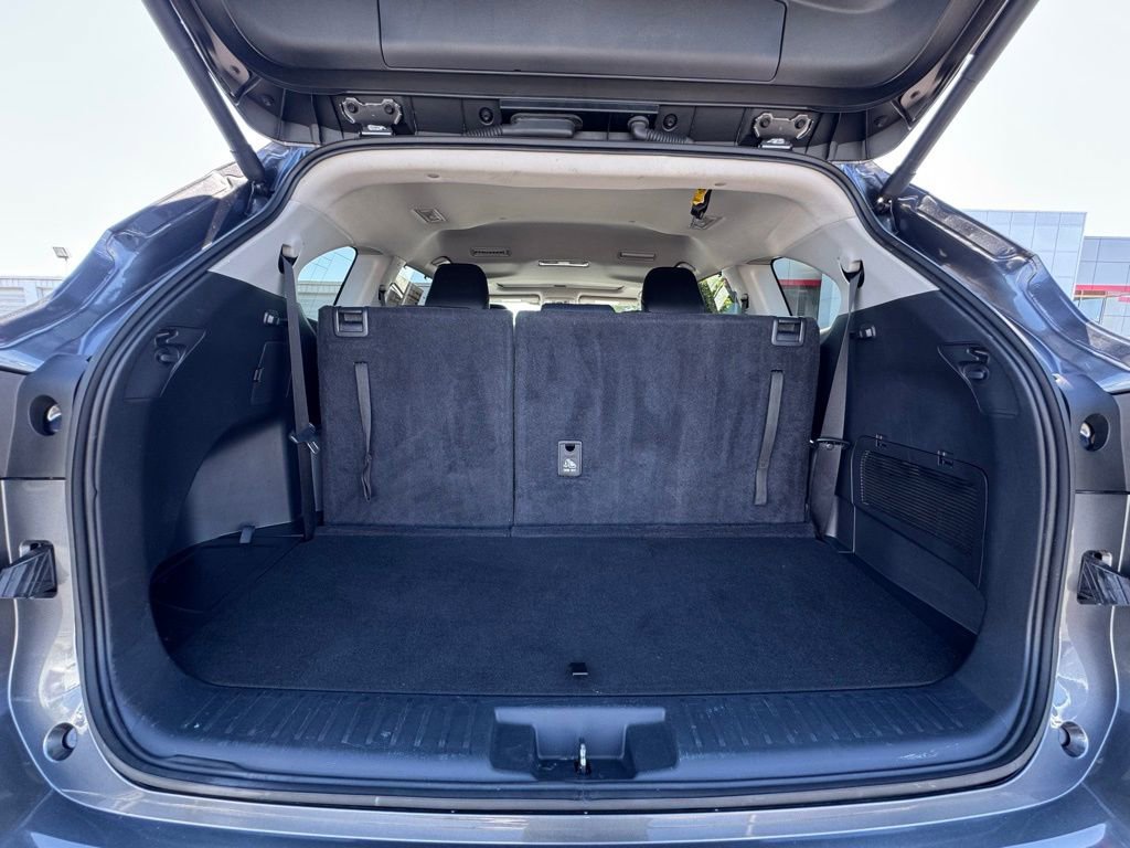 Used 2024 Toyota Highlander XLE FWD image 12