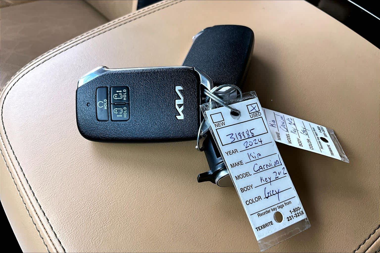 Used 2024 Kia Carnival EX FWD image 15