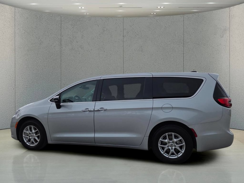 Used 2024 Chrysler Pacifica Touring-L FWD image 8