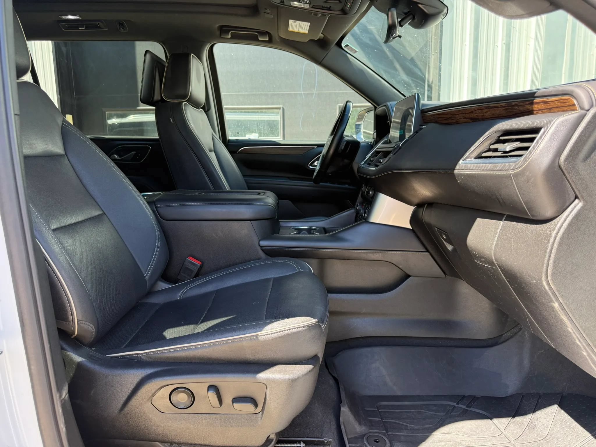 Used 2023 Chevrolet Suburban Premier w/ Premium Package 2 AWD/4WD image 9