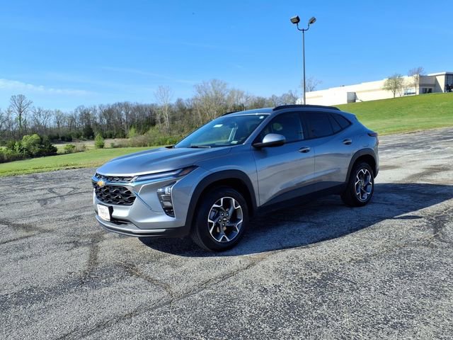 Used 2025 Chevrolet Trax LT w/ LT Convenience Package FWD image 39
