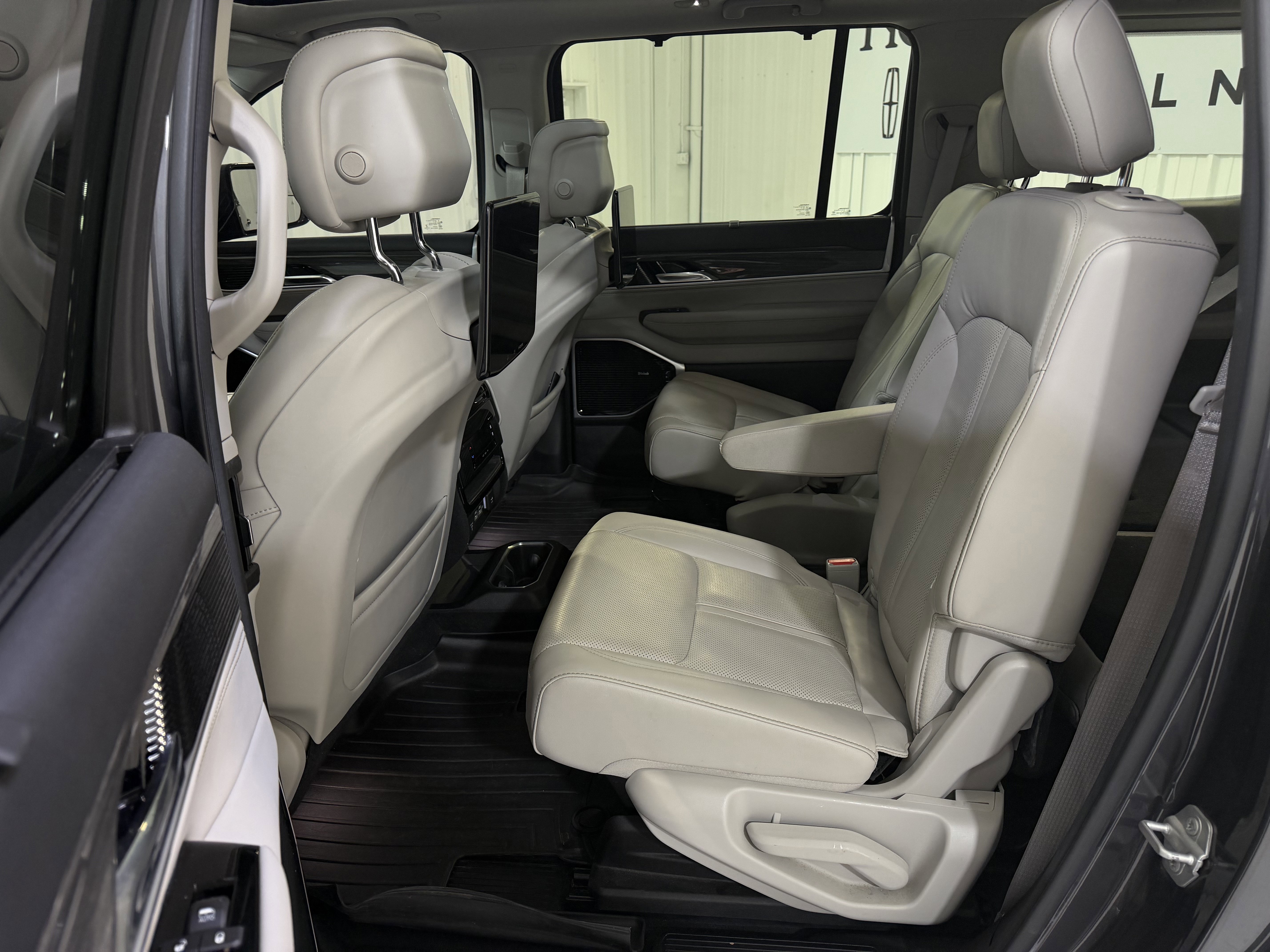 Used 2022 Jeep Wagoneer Series III w/ Premium Group I AWD/4WD image 10