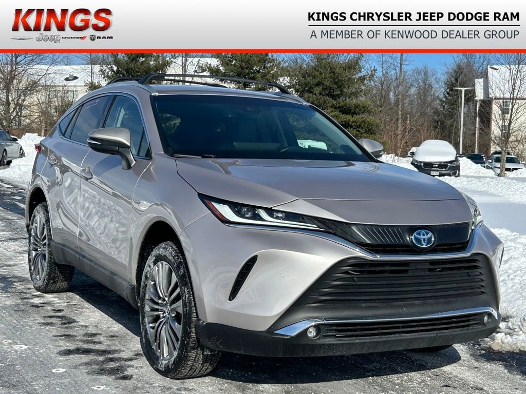 Used 2024 Toyota Venza XLE image 1