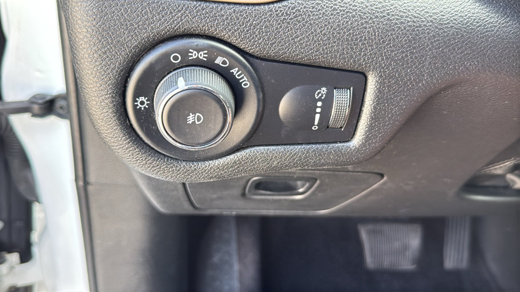 Used 2018 Jeep Cherokee Latitude FWD image 37
