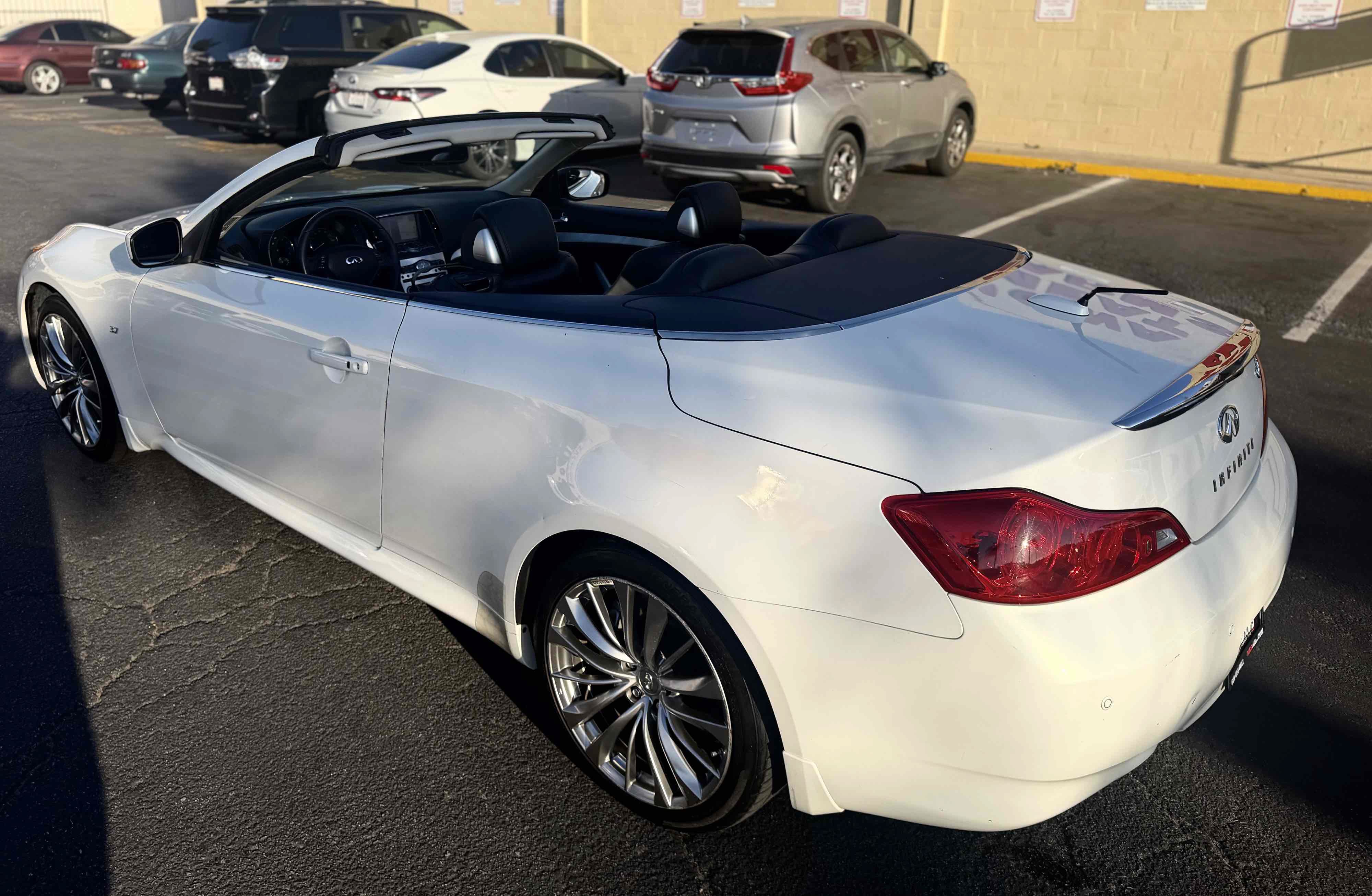 Used 2014 INFINITI Q60 Convertible w/ Premium Package RWD image 2