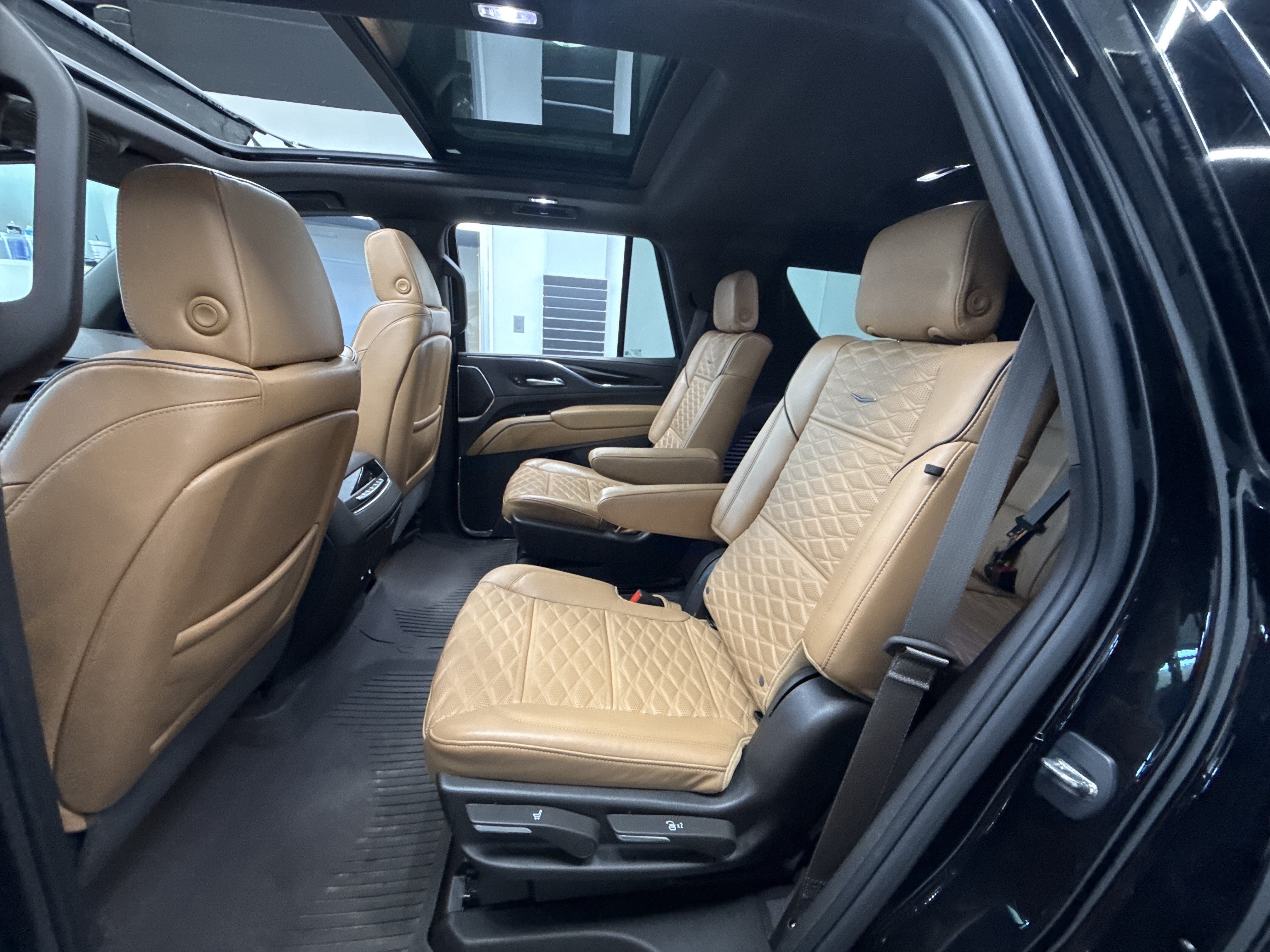 Used 2023 Cadillac Escalade Sport w/ LPO, Floor Liner Package AWD/4WD image 23