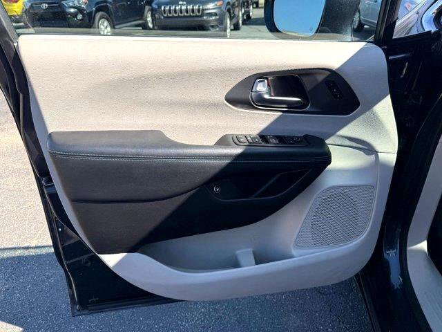 Used 2021 Chrysler Pacifica Touring-L w/ Uconnect Theater Family Group image 12