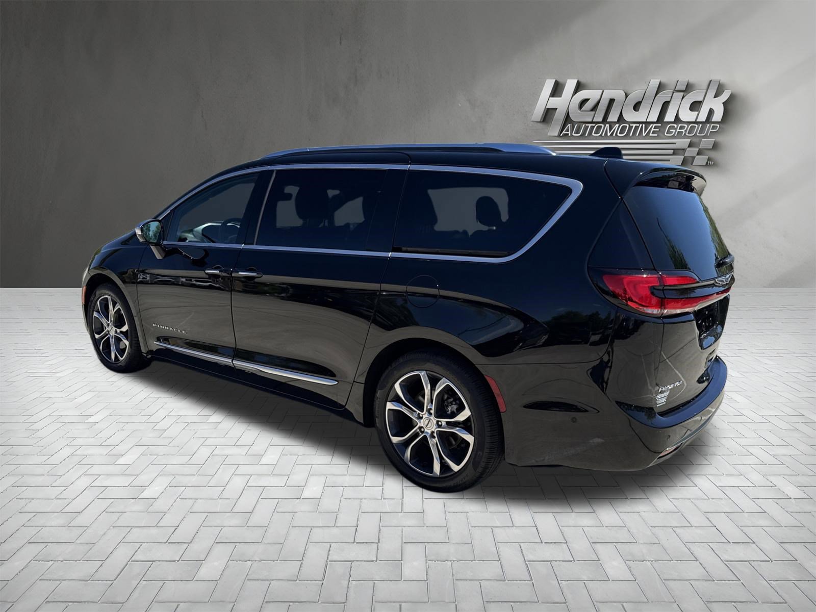 Used 2024 Chrysler Pacifica Pinnacle FWD image 8