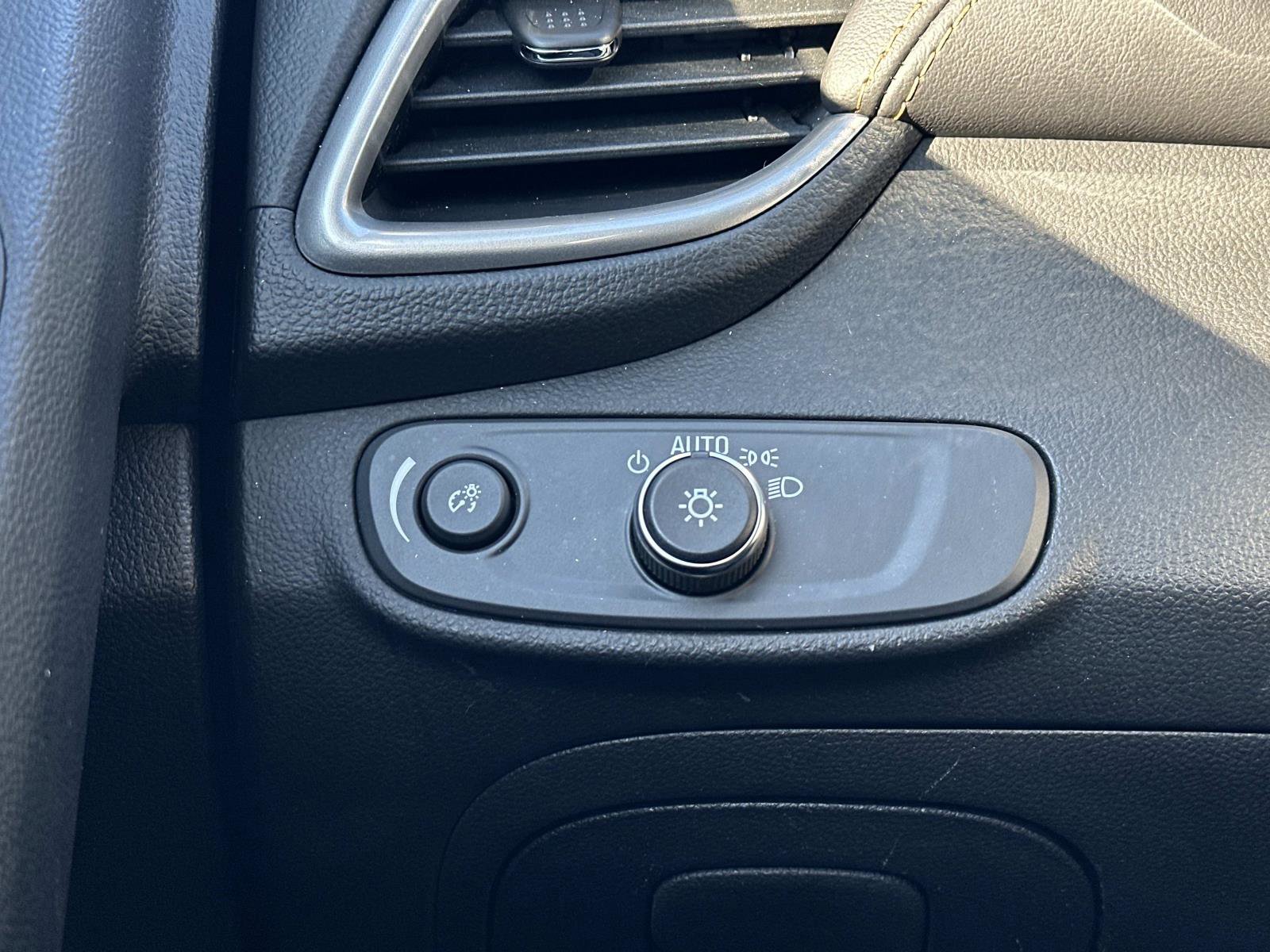 Certified 2022 Chevrolet Trax LT w/ LT Convenience Package image 25