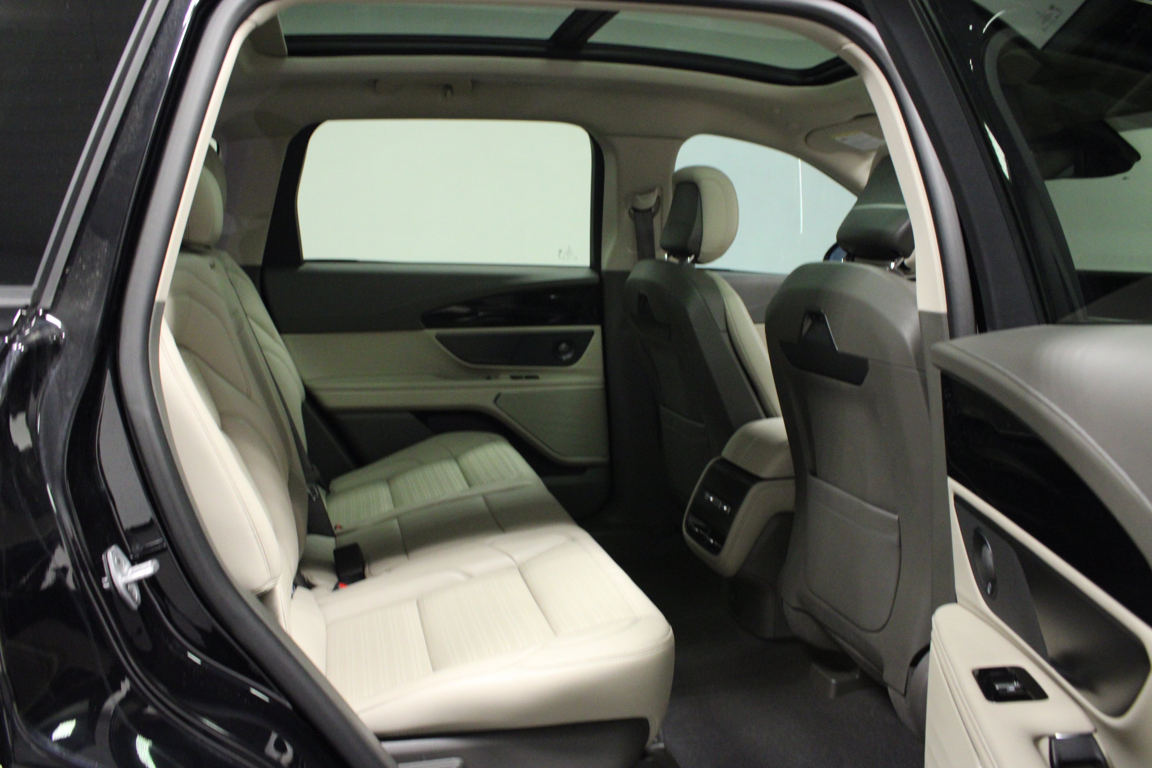 Used 2025 Lincoln Nautilus Reserve w/ Jet Appearance Package AWD/4WD image 15