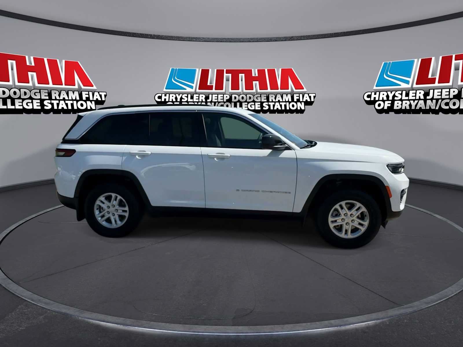 Used 2025 Jeep Grand Cherokee Laredo w/ MOPAR Finishing Package RWD image 9