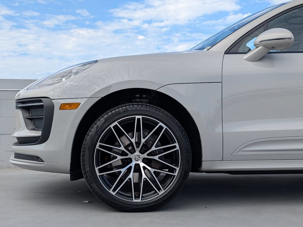 Certified 2025 Porsche Macan AWD/4WD image 9