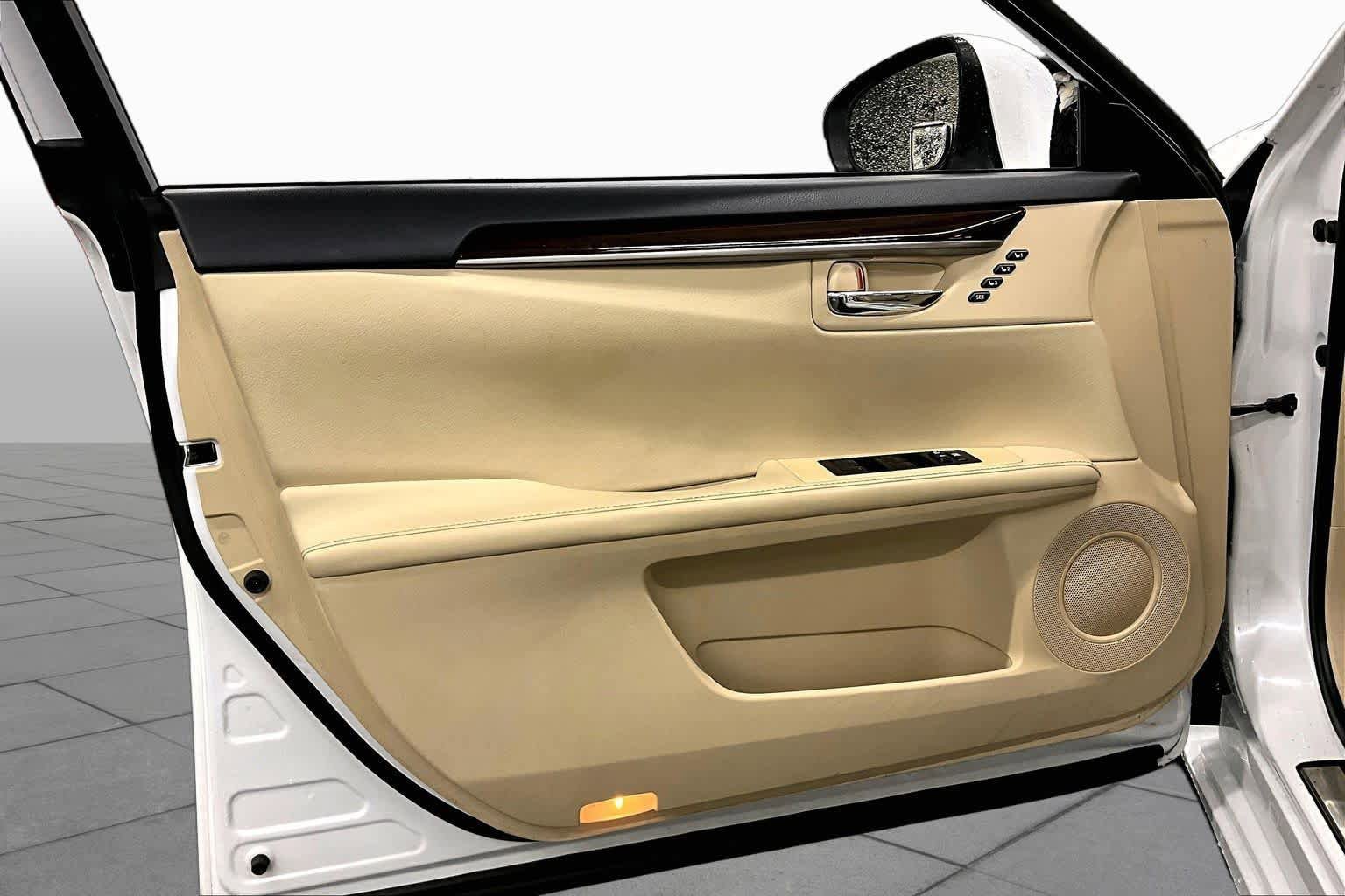 Used 2015 Lexus ES 350 w/ Premium Package FWD image 21