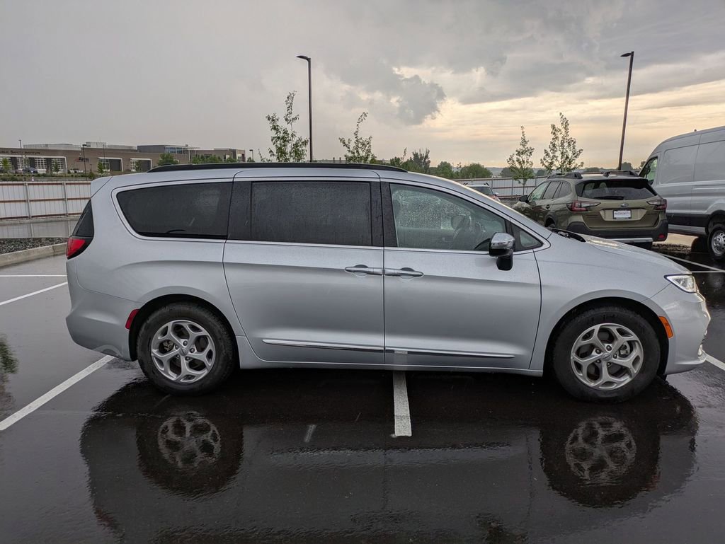 Used 2023 Chrysler Pacifica Limited image 2