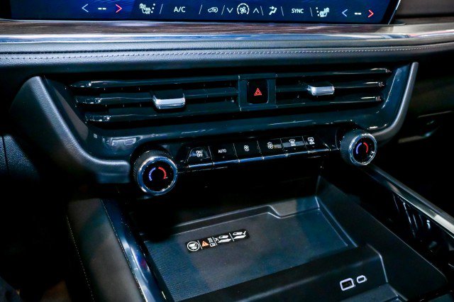 Used 2025 Chevrolet Suburban Z71 image 40