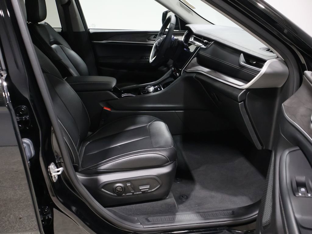 Used 2023 Jeep Grand Cherokee Limited image 22