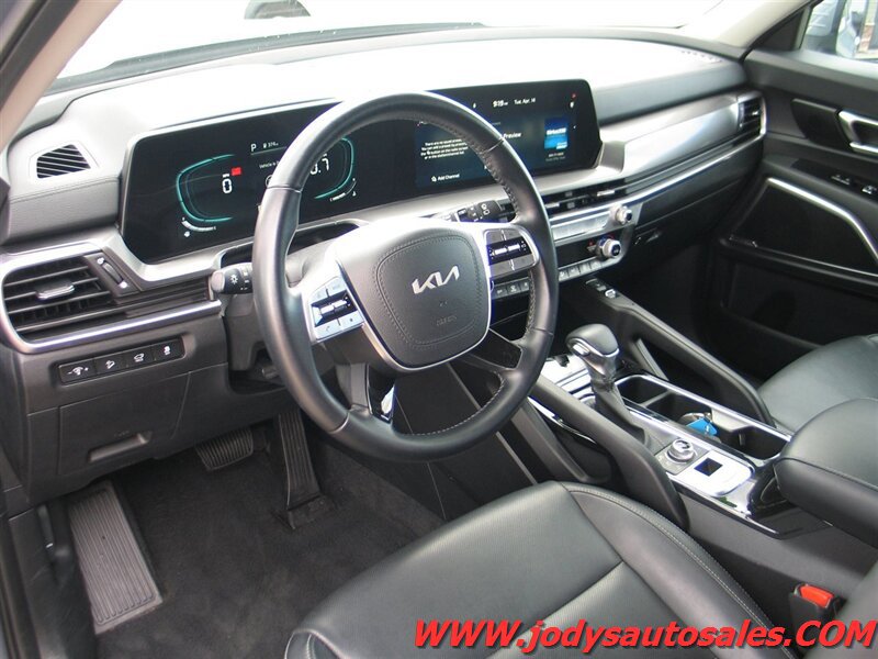 Used 2025 Kia Telluride S AWD/4WD image 2