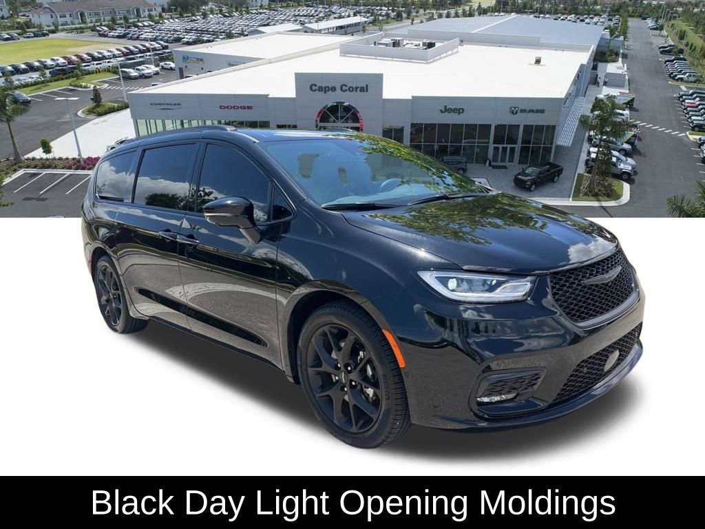 Used 2024 Chrysler Pacifica Touring-L w/ S Appearance Package FWD image 11