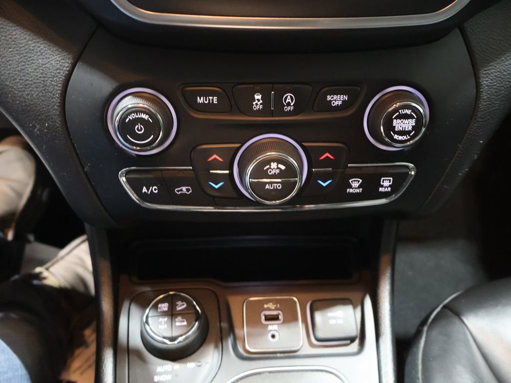 Used 2019 Jeep Cherokee Trailhawk w/ Cold Weather Group image 28