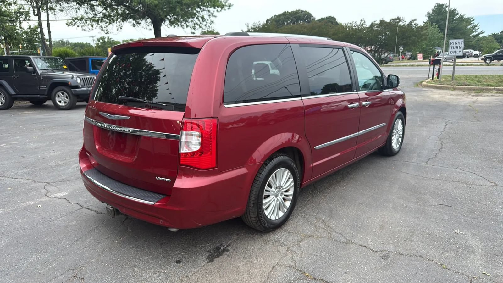 Used 2014 Chrysler Town & Country Limited w/ Luxury Group FWD image 6