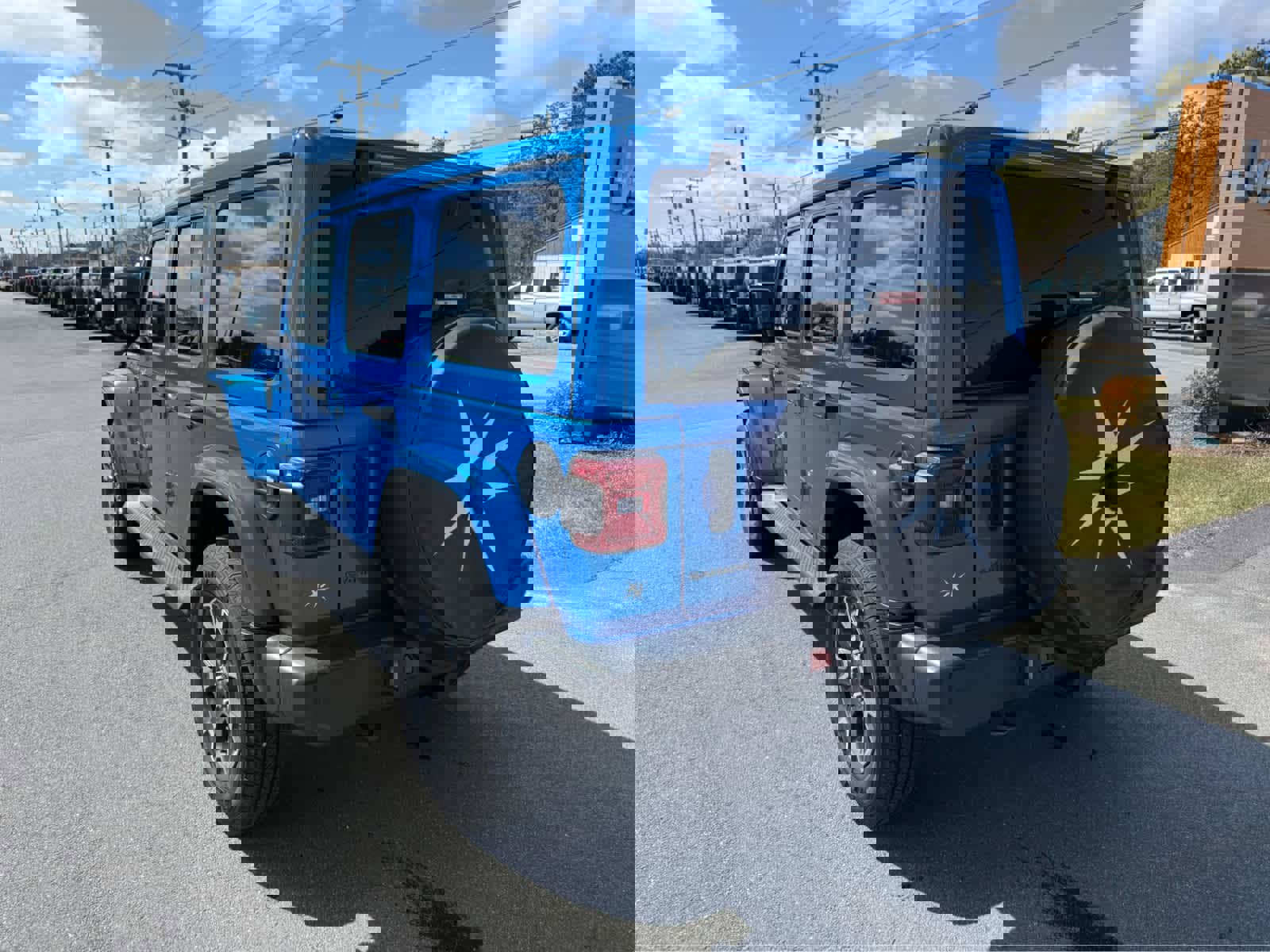 Used 2025 Jeep Wrangler Sahara w/ Safety Group image 9