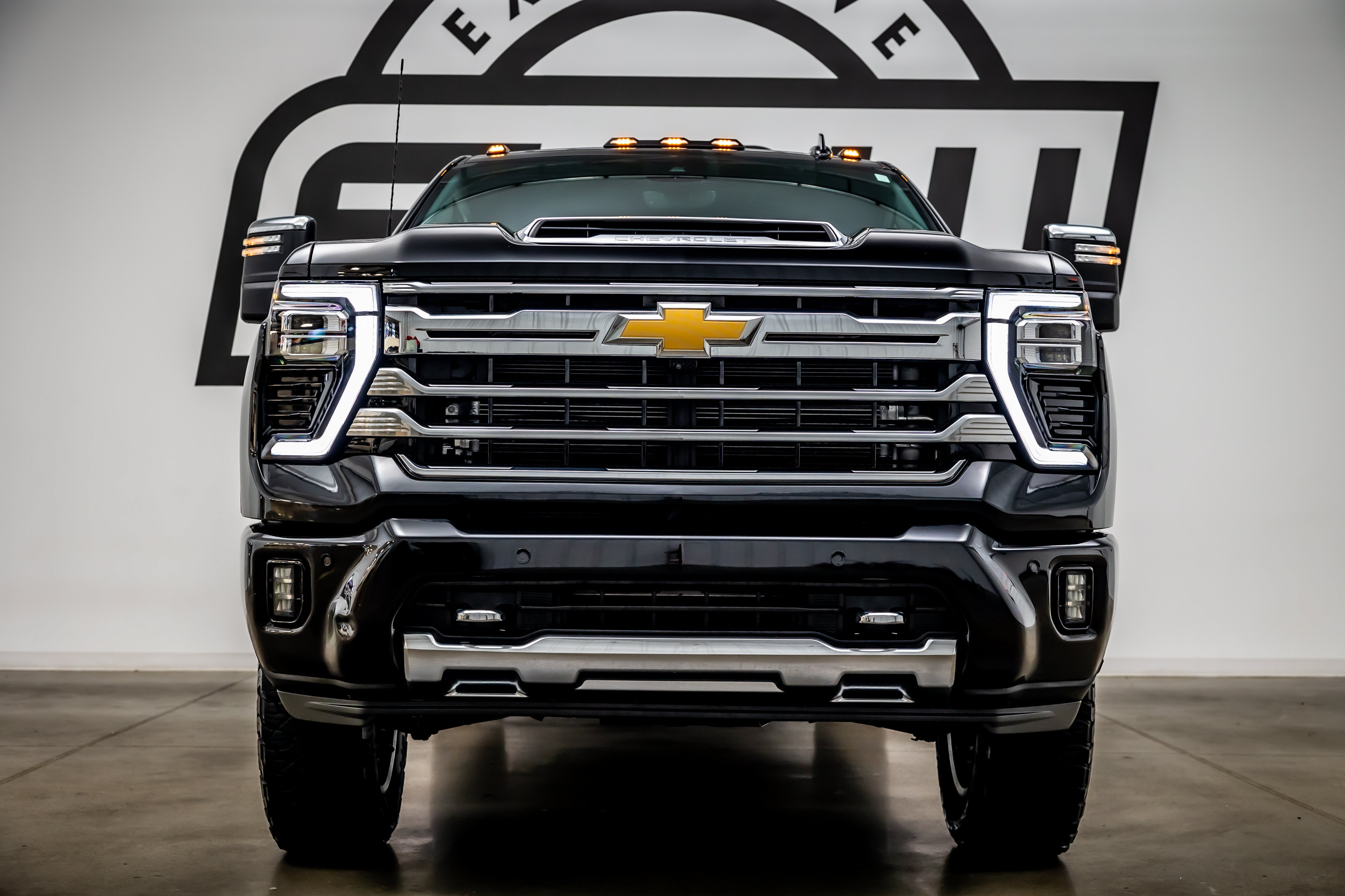 Used 2024 Chevrolet Silverado 2500 High Country w/ High Country Premium Package AWD/4WD image 4