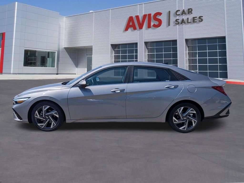 Used 2025 Hyundai Elantra Limited image 10