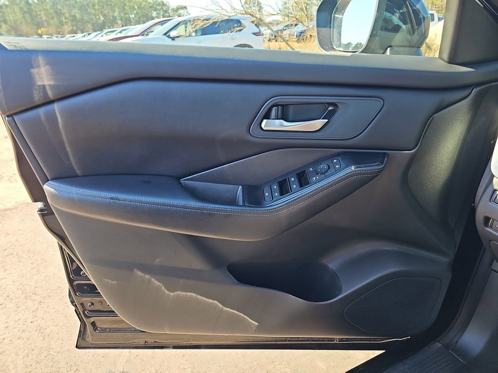 Used 2025 Nissan Rogue SV image 31