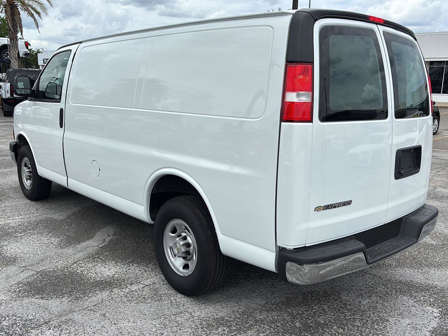 Used 2024 Chevrolet Express 2500 w/ Driver Convenience Package RWD image 5