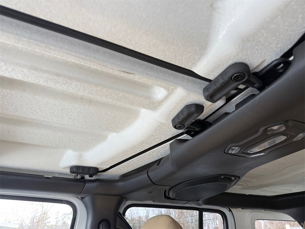 Used 2019 Jeep Wrangler Unlimited Sahara image 32