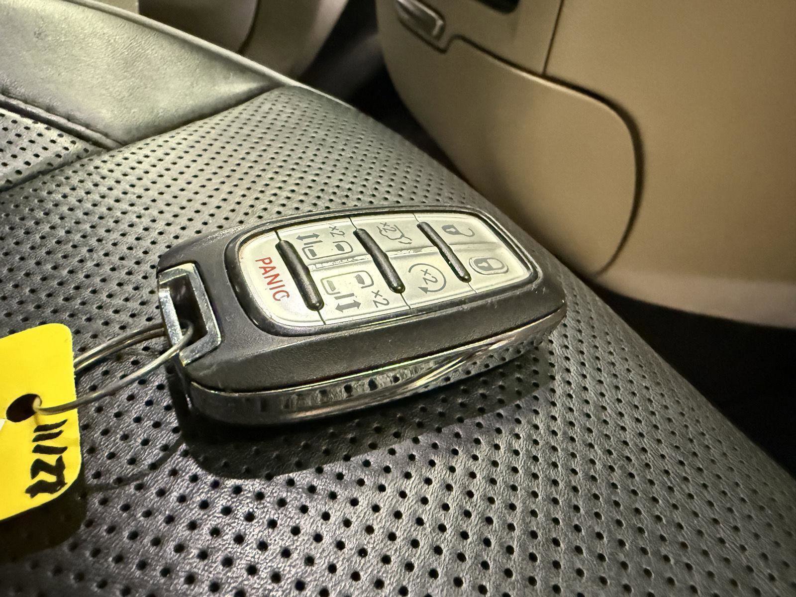 Used 2020 Chrysler Pacifica Limited image 31