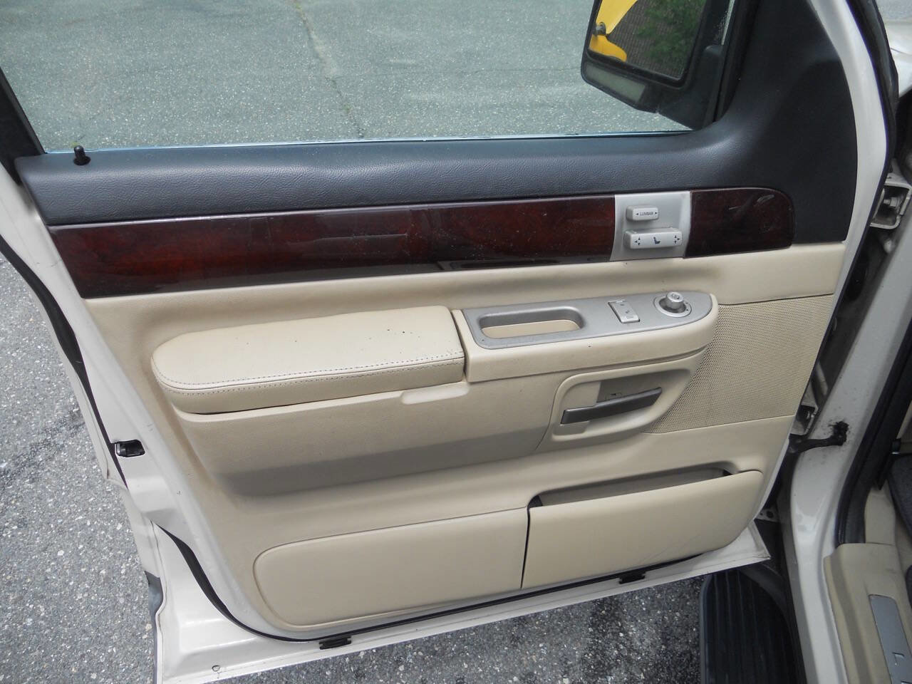 Used 2005 Lincoln Aviator AWD image 11
