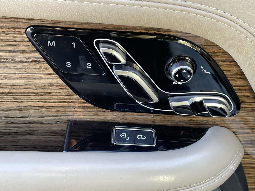 Used 2019 Land Rover Range Rover HSE image 17