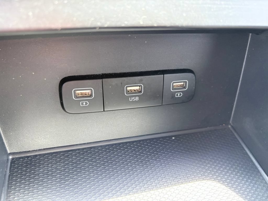 Used 2024 Kia Carnival LX FWD image 22
