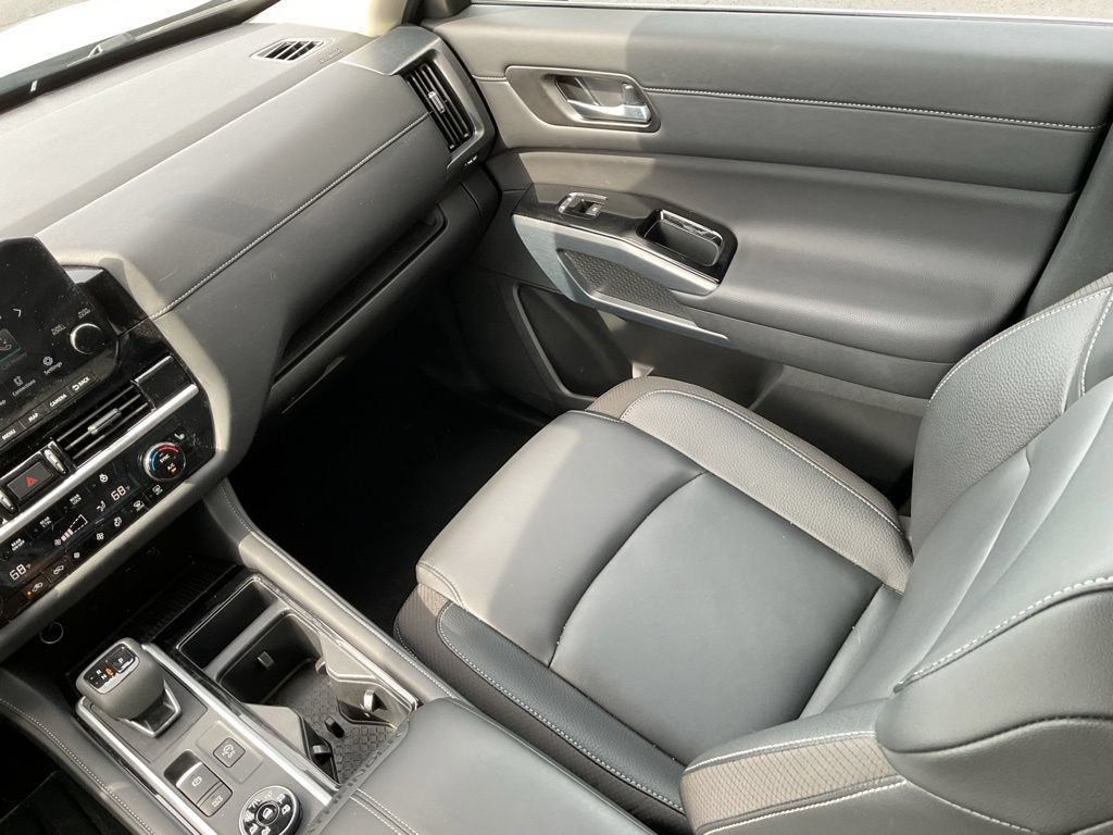 Used 2025 Nissan Pathfinder SL AWD/4WD image 17