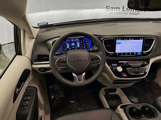 Used 2024 Chrysler Pacifica Touring-L image 20