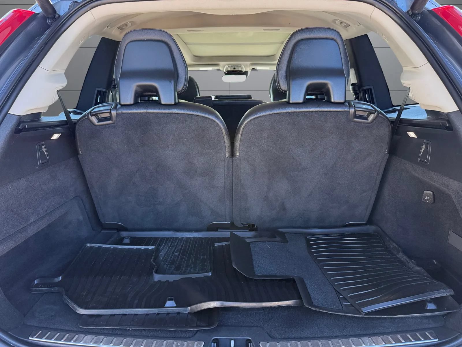Used 2019 Volvo XC90 T5 Momentum w/ Multimedia Package AWD/4WD image 9