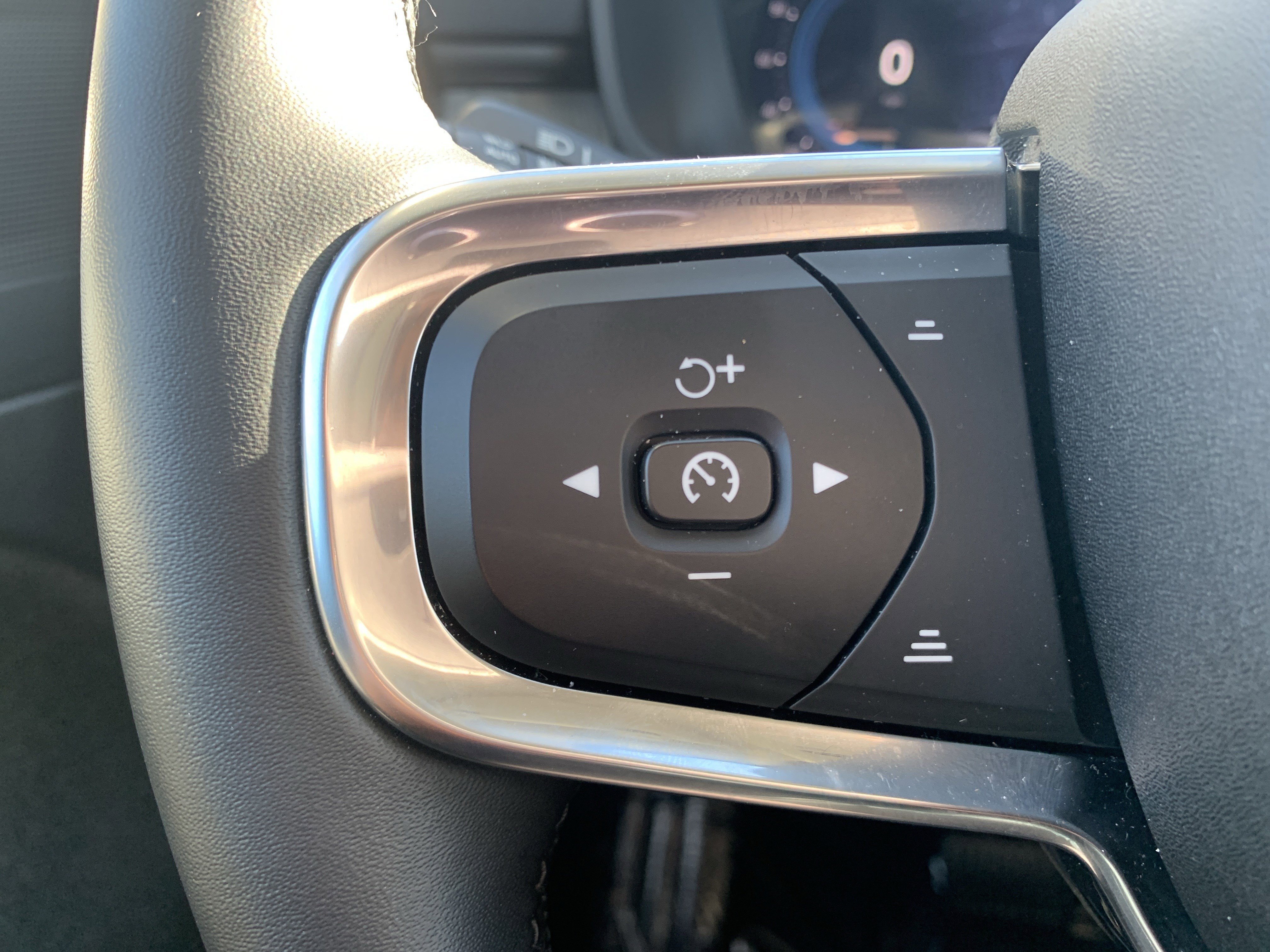 Used 2025 Volvo XC40 B5 Core image 19