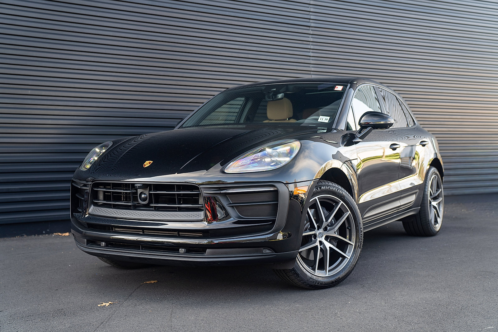 Certified 2025 Porsche Macan AWD/4WD image 1