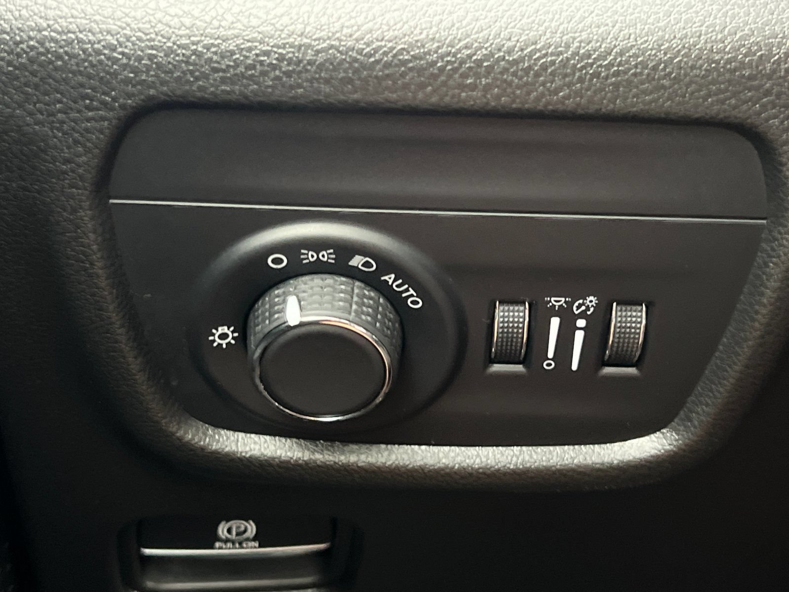 Used 2023 Jeep Grand Cherokee Laredo AWD/4WD image 34