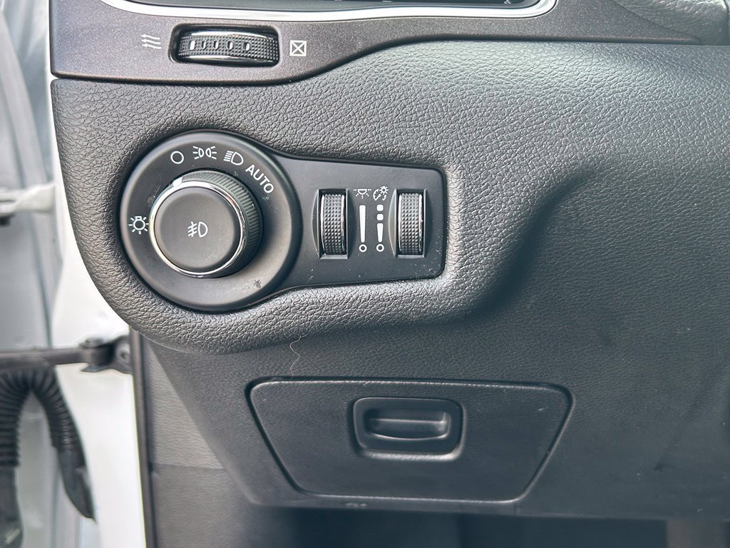 Used 2022 Jeep Cherokee Trailhawk AWD/4WD image 16