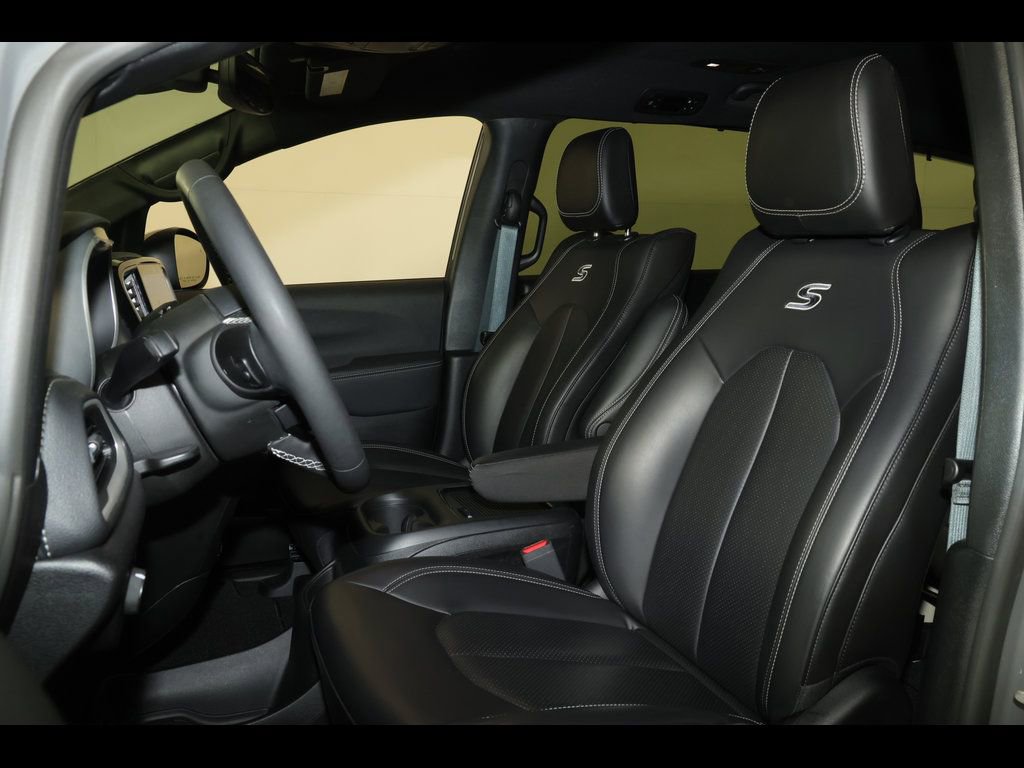 Used 2023 Chrysler Pacifica Touring-L w/ Uconnect Theater Family Group AWD/4WD image 2