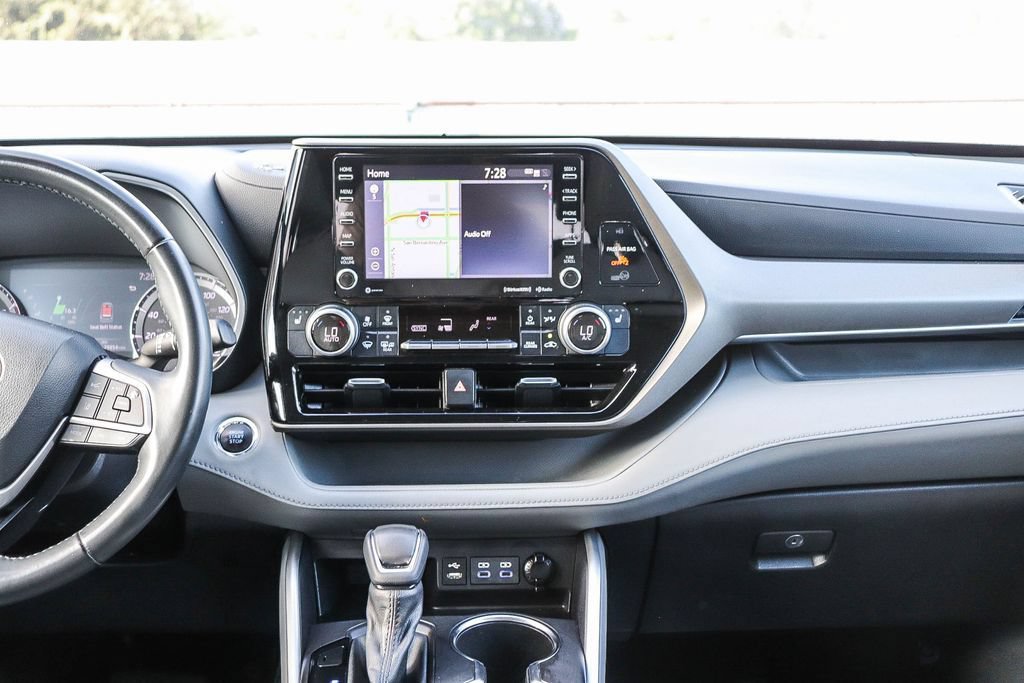 Used 2022 Toyota Highlander XLE FWD image 16