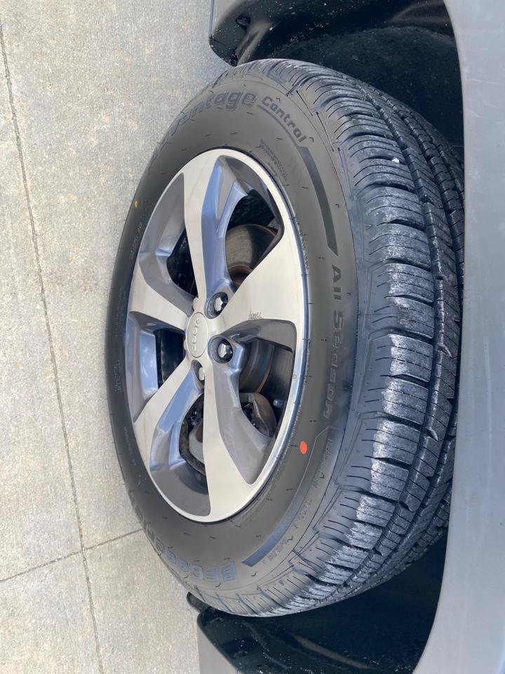 Used 2019 Jeep Cherokee Limited w/ Technology Group AWD/4WD image 11