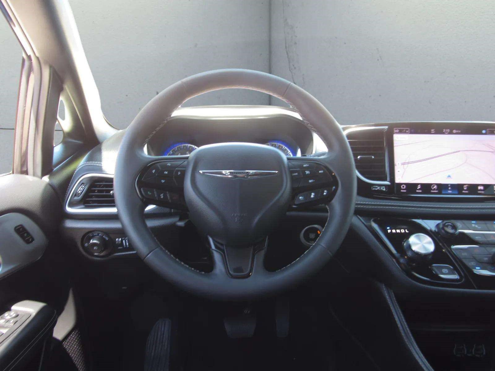 Used 2025 Chrysler Pacifica Limited FWD image 25
