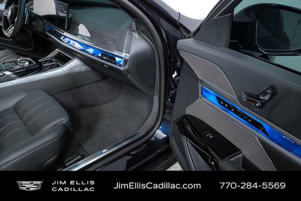 Used 2023 BMW 760i xDrive image 24