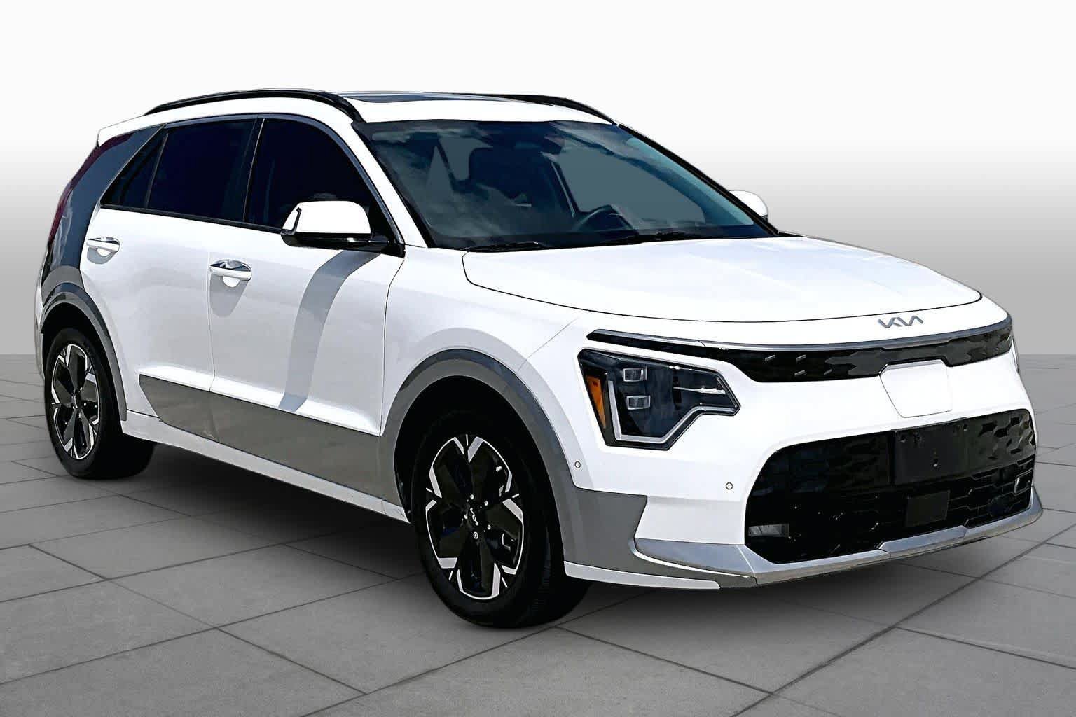 Certified 2023 Kia Niro Wave FWD image 2