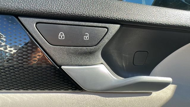 Used 2025 Volkswagen Tiguan SE AWD/4WD image 25